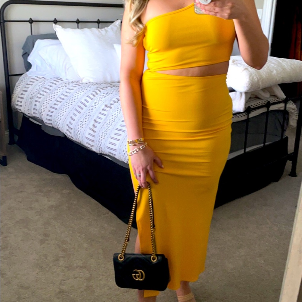 Lulu’s Ribbed One-Shoulder Cutout Midi Dress - Picture 4 of 4